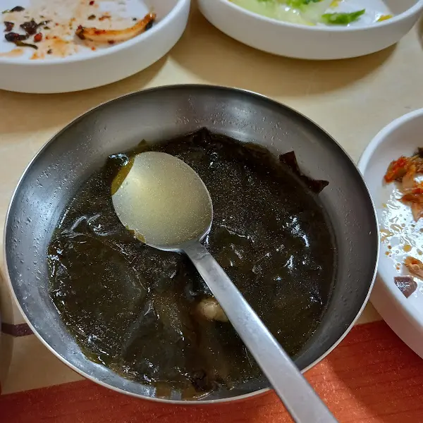 맛있게 비워진 밥그릇과 반찬 그릇들