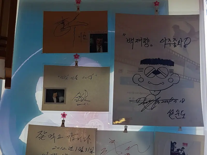 벽에 걸린 사인들