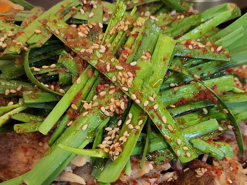 쪽파와 깨가 듬뿍 뿌려진 등뼈수육