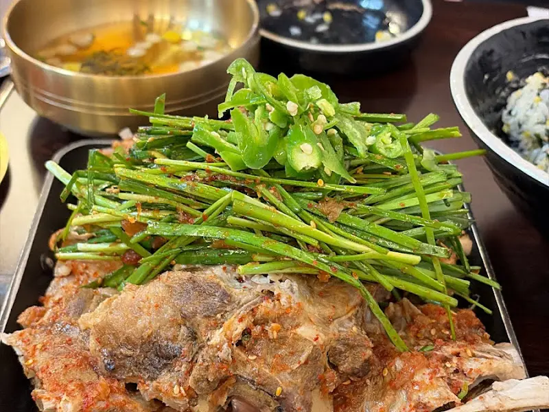 청양고추가 듬뿍 올려진 등뼈수육