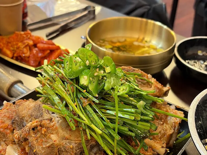 깔끔하게 차려진 테이블