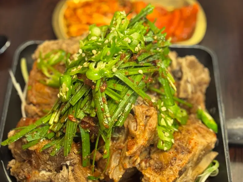 푸짐한 등뼈수육 한 상