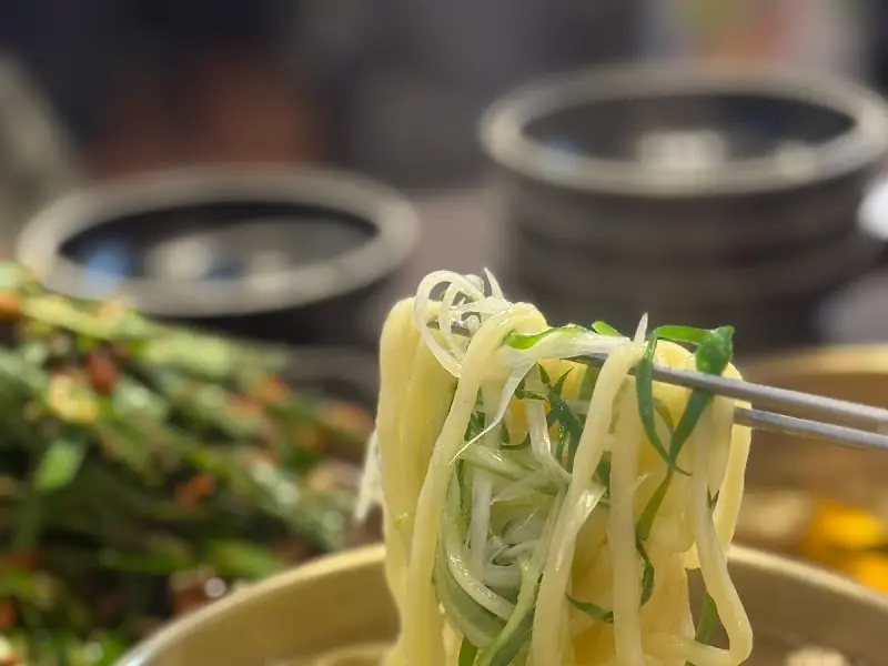 젓가락을 부르는 칼국수 면발