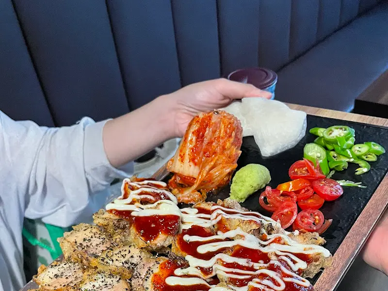 슈프림 양념과 오리지널 수육튀김 반반