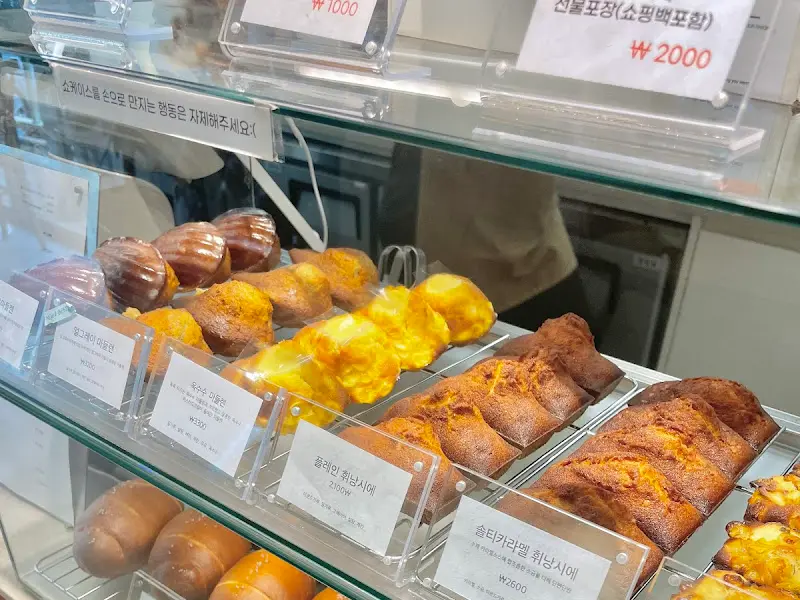 쇼케이스 안의 마들렌