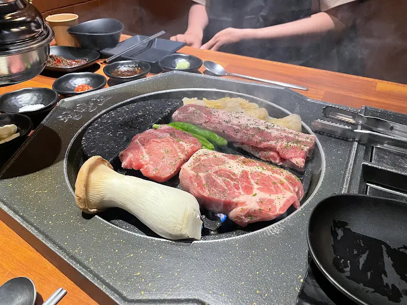 숯불 위에서 익어가는 돼지고기