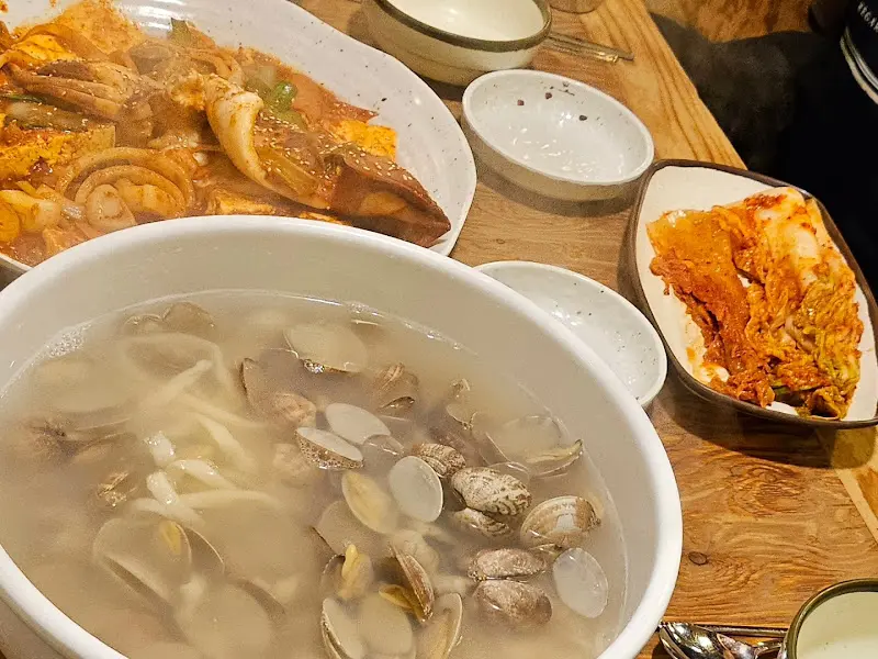 바지락 칼국수와 오징어 두부두루치기, 김치의 조화
