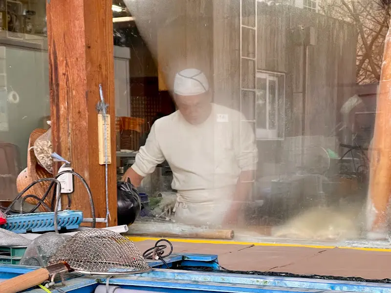 칼국수를 만드는 주방장의 모습