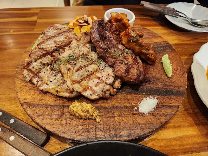 스테이크 한 상 차림