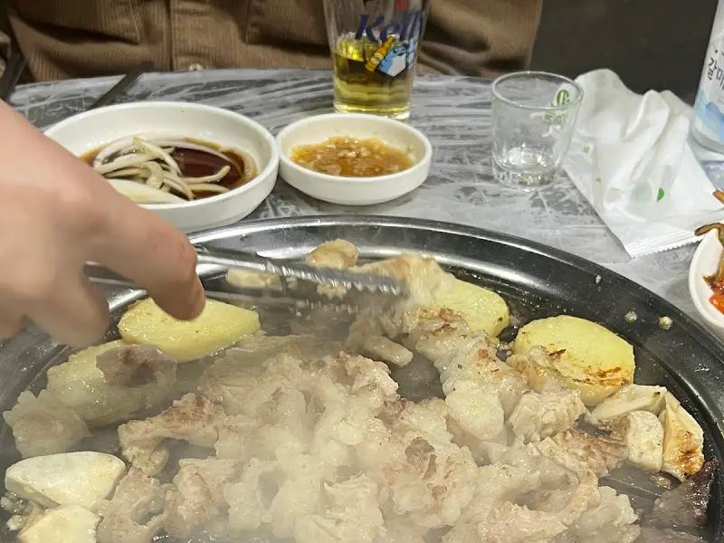 양념구이와 곁들임 메뉴