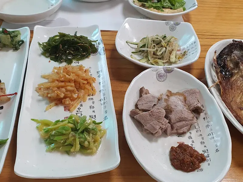 정갈하게 차려진 시골정식 한 상