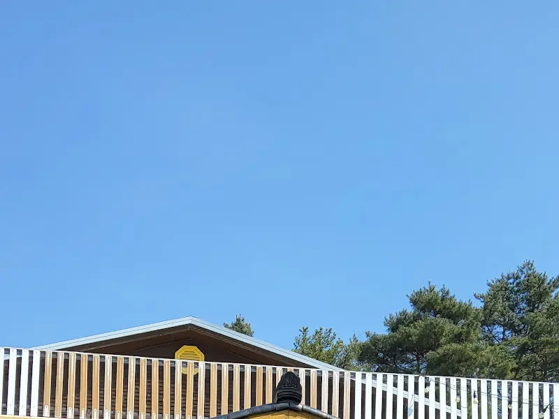 맑고 푸른 하늘 아래 시골집