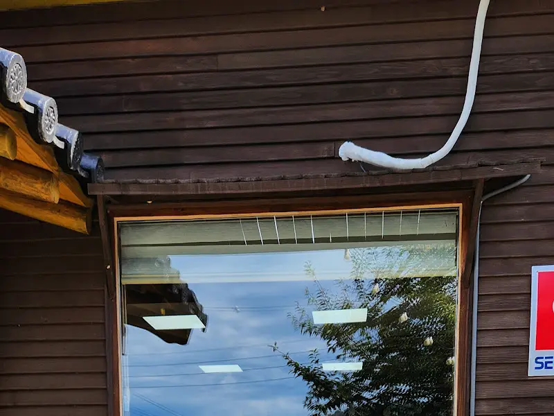 나무로 지어진 시골집 외관