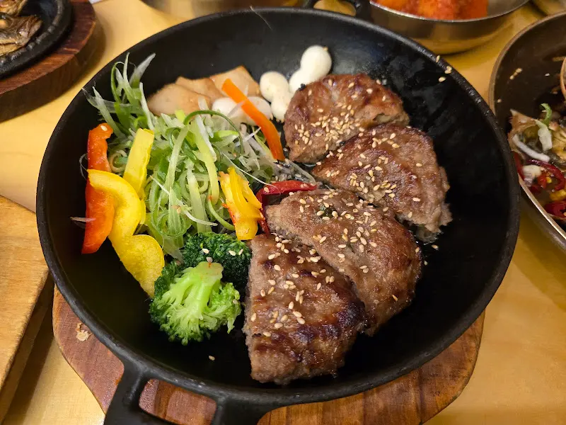 뜨거운 철판 위의 떡갈비