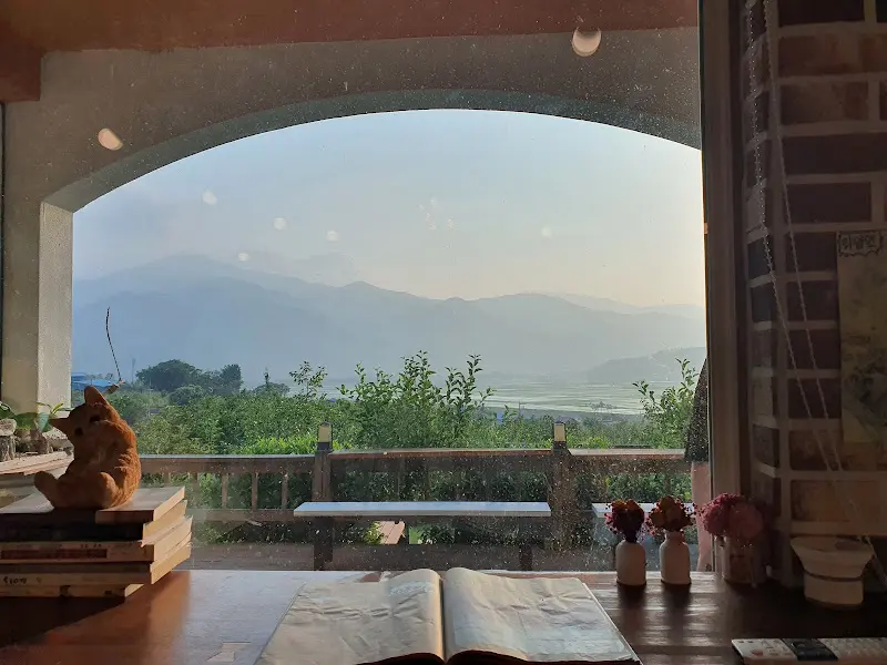 카페 내부에서 바라본 풍경