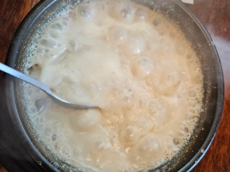 뽀얀 국물에 담긴 황태해장국의 모습