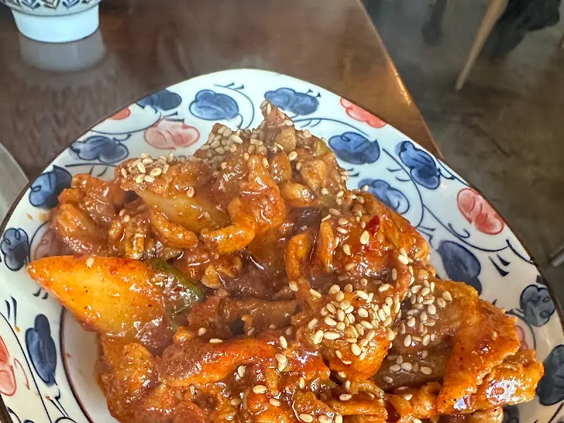 윤기가 흐르는 제육볶음의 모습