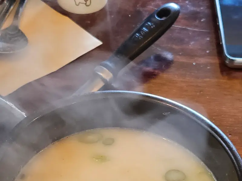 김이 모락모락 나는 황태해장국의 모습