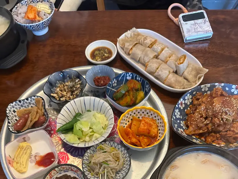 테이블 위에 정갈하게 차려진 한 상 차림