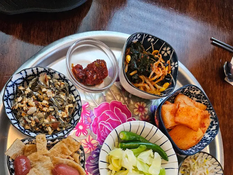 정갈하게 담겨 나온 반찬들의 모습