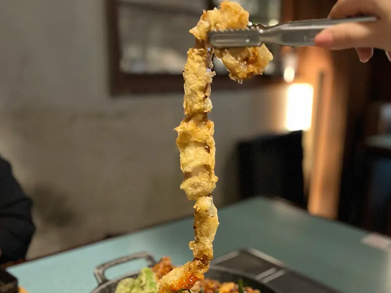 곱창 튀김 집어 들기