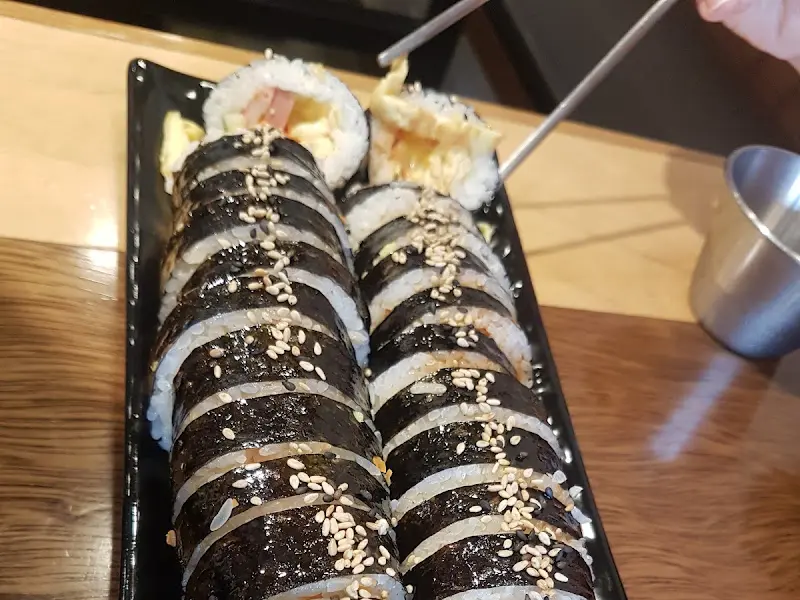 김밥을 집는 젓가락