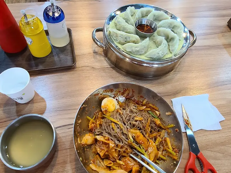 만두와 비빔냉면