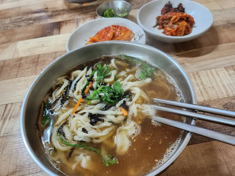 칼국수 면발을 들어올리는 모습