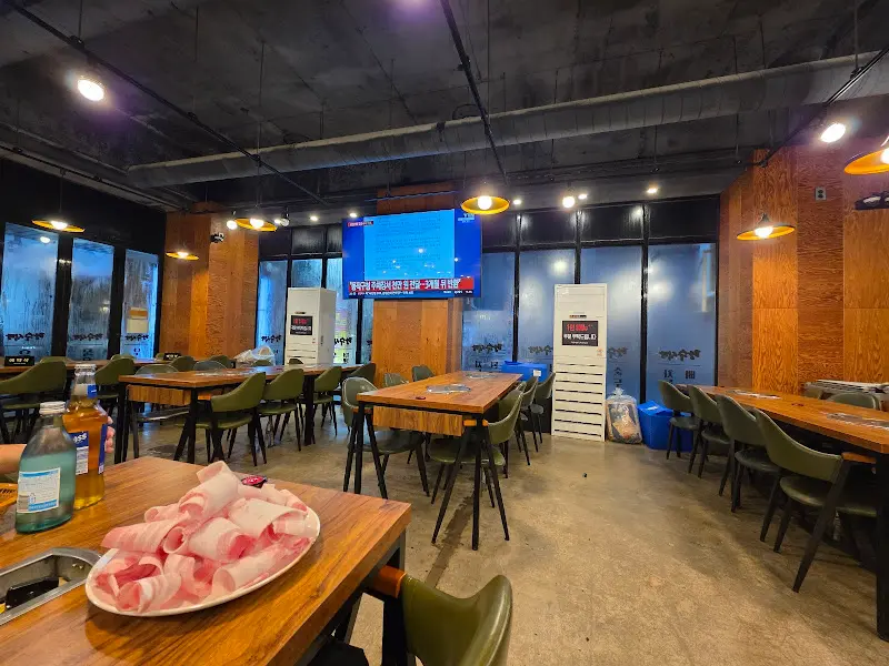 넓고 쾌적한 식당 내부