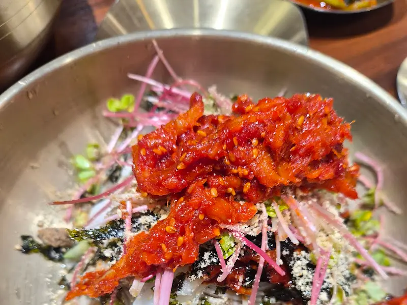 비빔막국수의 매콤한 양념