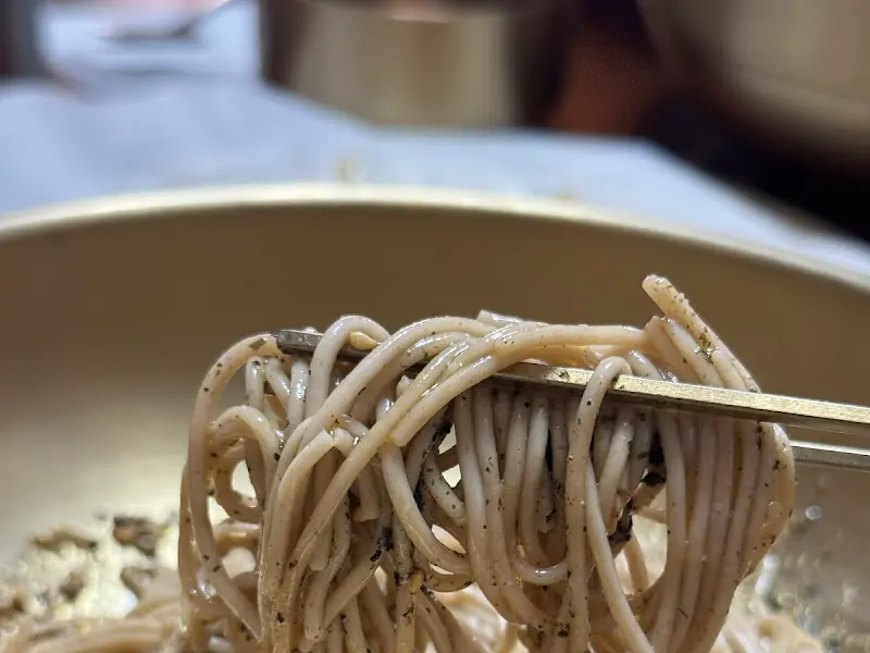 젓가락으로 들어올린 메밀면