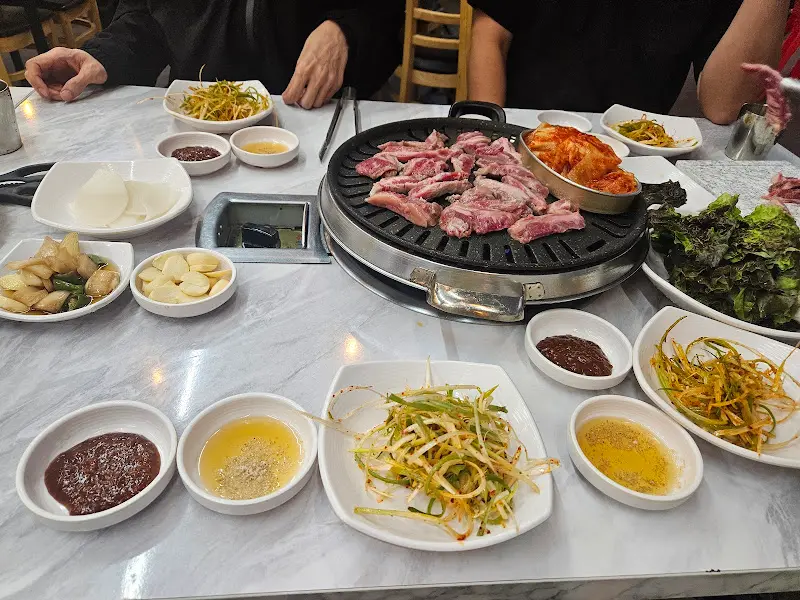 깔끔하게 차려진 테이블과 다양한 밑반찬