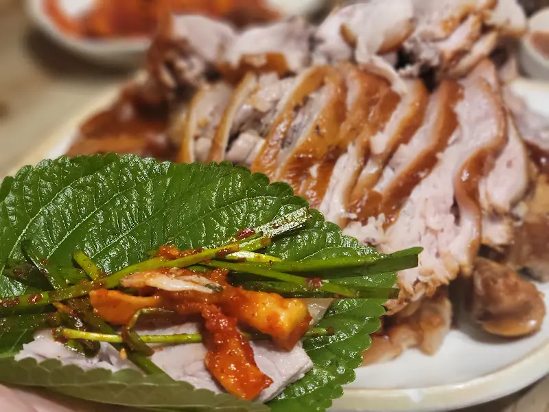 깻잎쌈에 싸 먹는 족발