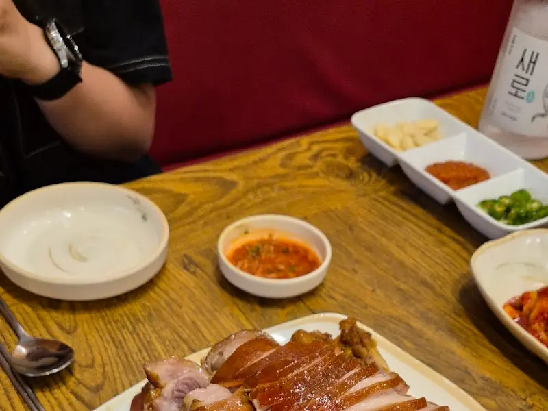 테이블에 놓인 족발과 곁들임 찬