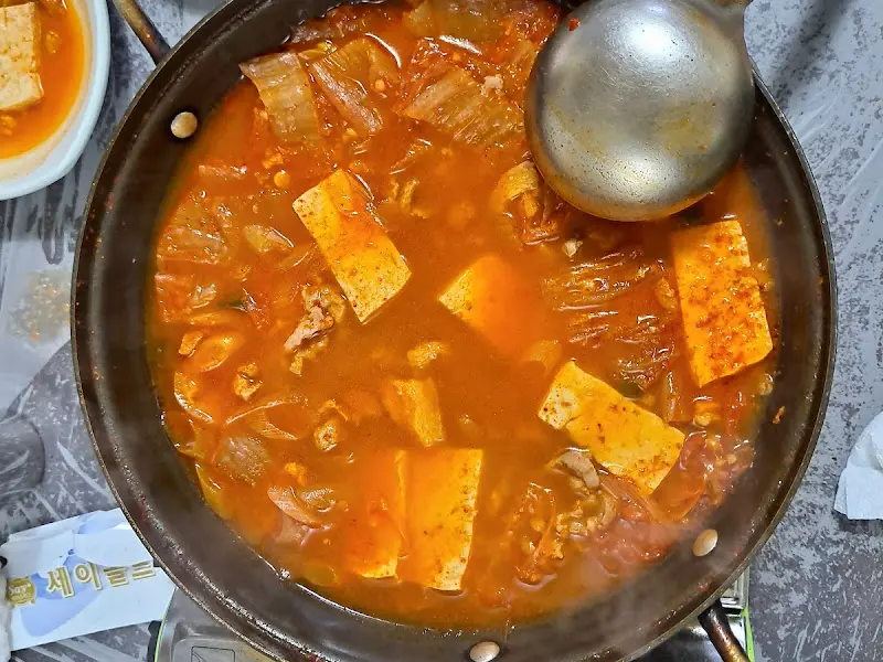 보글보글 끓는 사태찌개