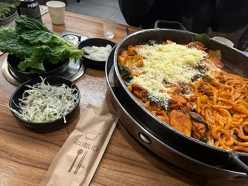 닭갈비와 쌈 채소
