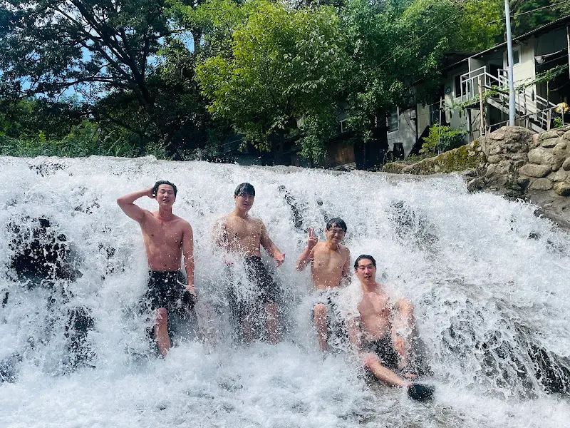 계곡에서 물놀이를 즐기는 사람들