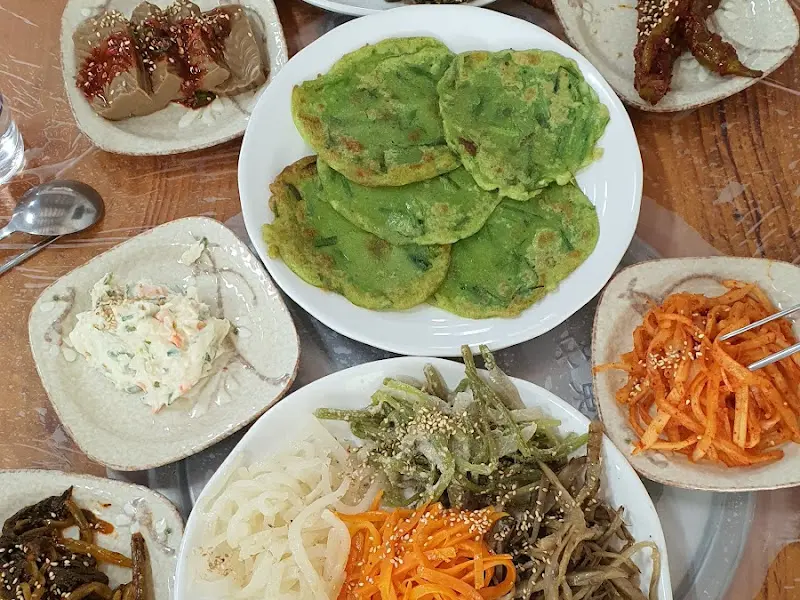 채마루의 다양한 반찬들