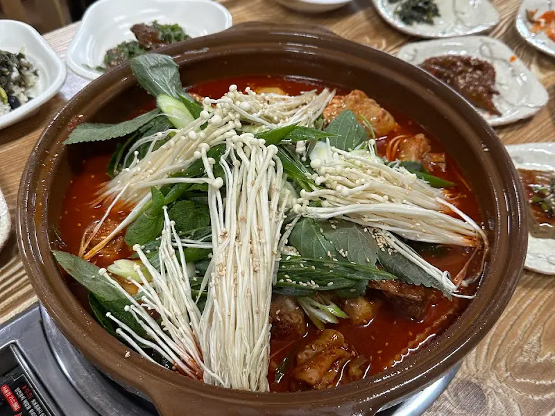 채마루의 김치찜