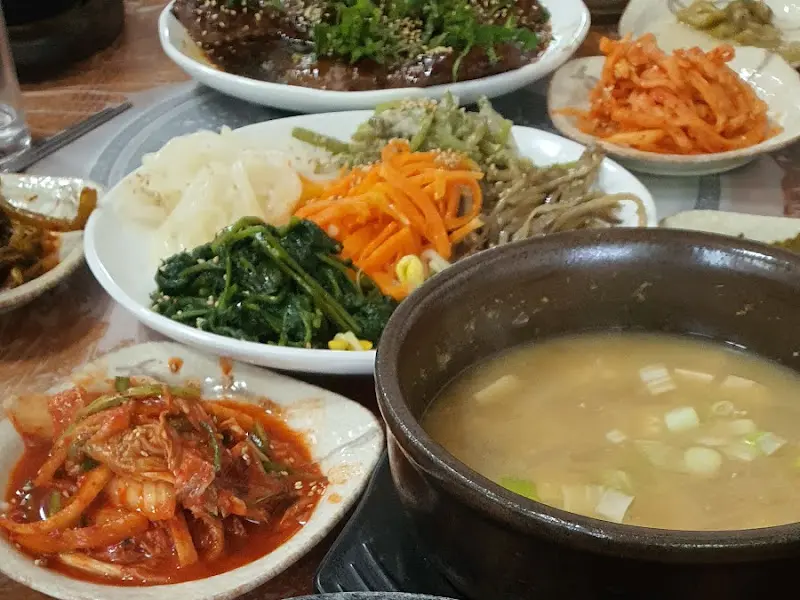 정갈하게 담긴 반찬들