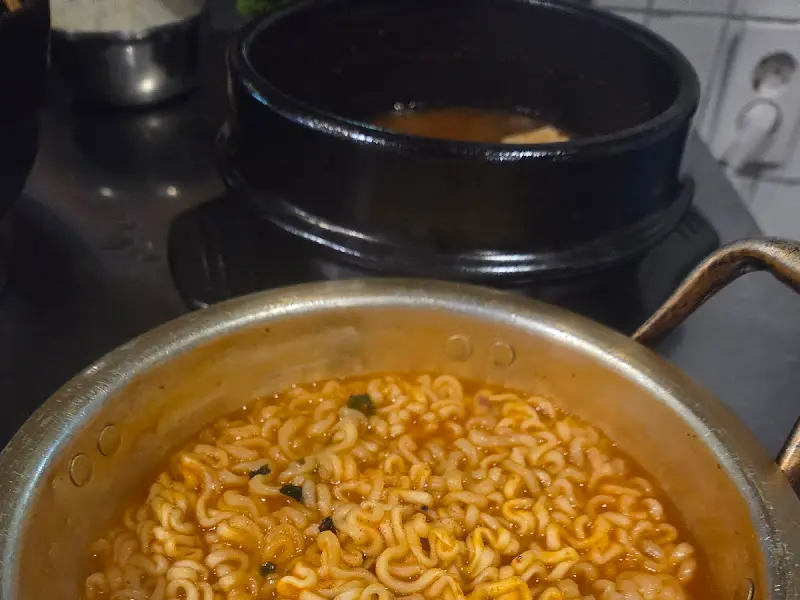 보글보글 끓는 라면
