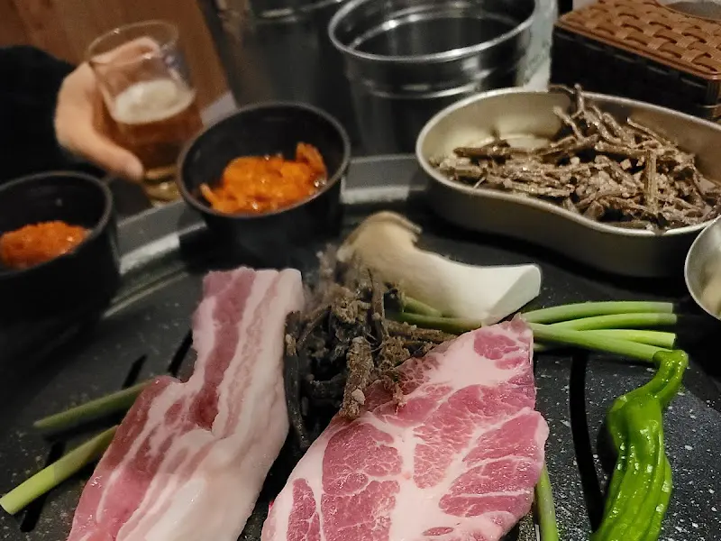 불판 위에 구워진 고사리와 고기