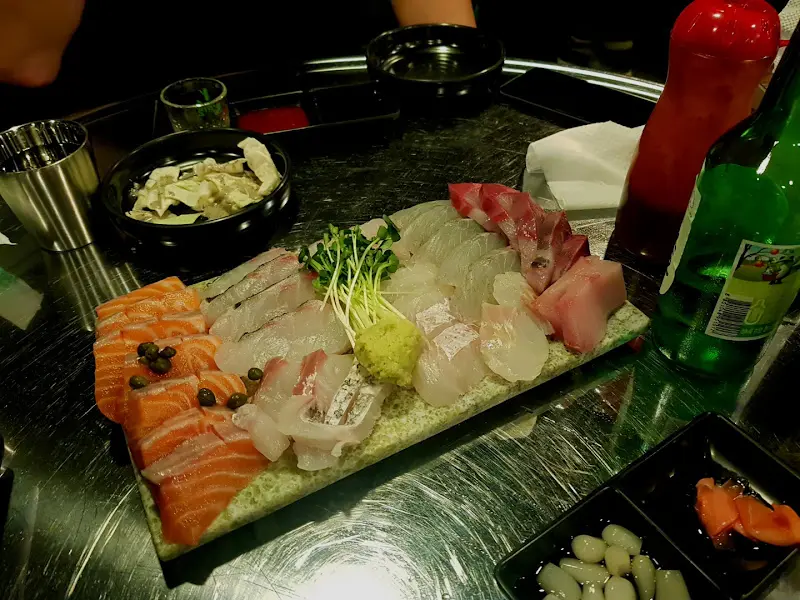 한 상 가득 차려진 숙성회와 가리비