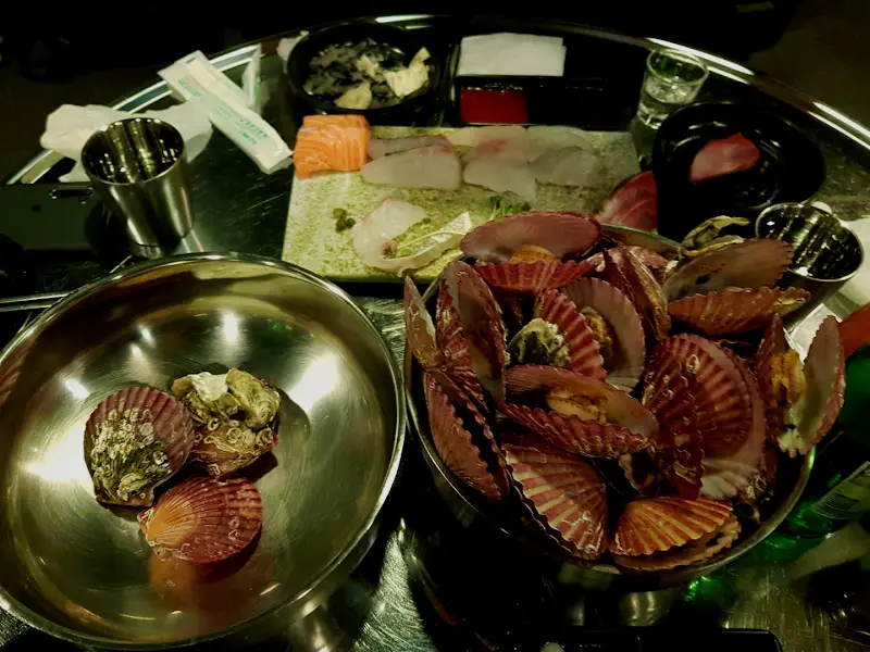 가리비찜과 숙성회 한 상 차림