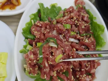옛 신안군청 옆, 어머니 손맛 그대로! 목포 밥집에서 맛보는 푸짐한 육회 백반 지역 맛집