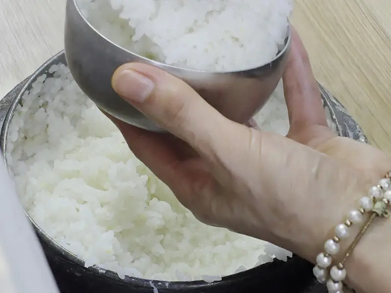 갓 지은 솥밥을 정성스레 퍼주시는 사장님