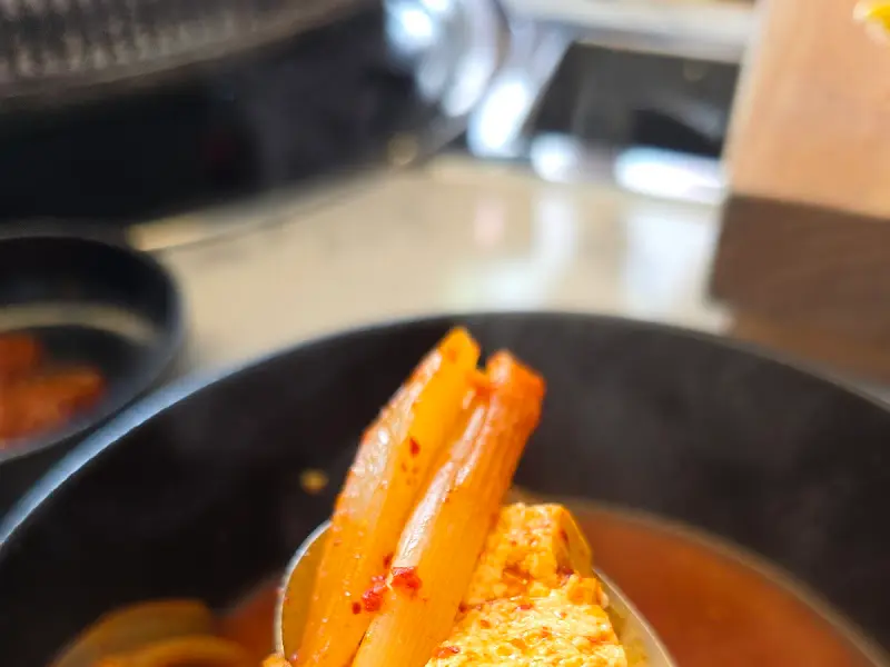 짜글이 속 재료를 듬뿍 떠올린 모습