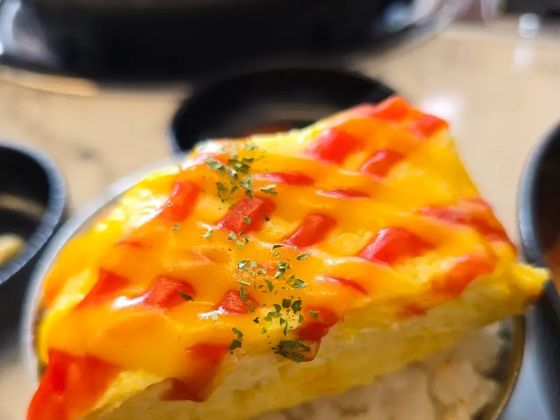 케첩과 머스타드 소스가 뿌려진 계란말이