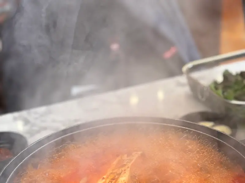 보글보글 끓는 짜글이와 쌈 채소