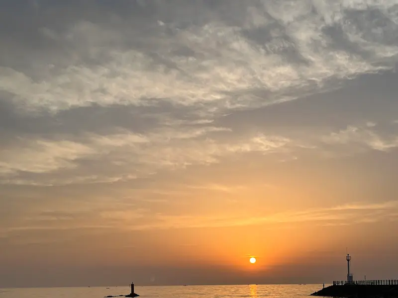 해질녘, 붉은 태양이 수평선 너머로 사라지기 직전의 아름다운 광경